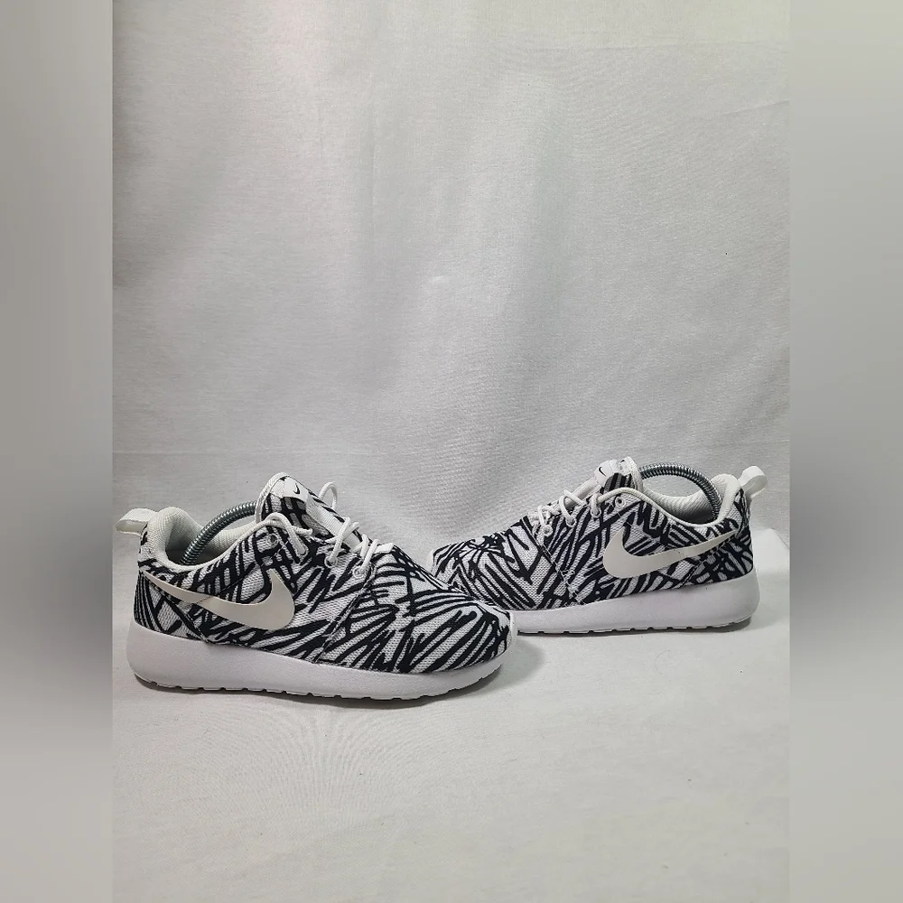 Nike Womens Roshe One 599432-110 Black Running Shoes Sneakers Size 6 - Picture 2 of 6